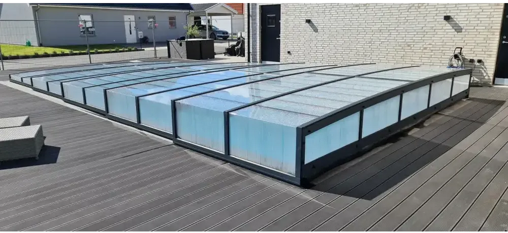 Pooltaket Icon med sarg klarplast i antracit, modern glastak med svart ram