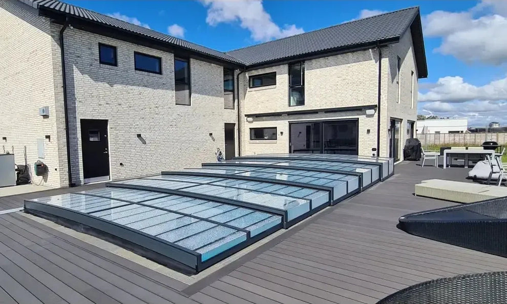 Pooltak Icon med sarg klarplast i antracit, modern glas täckt pool