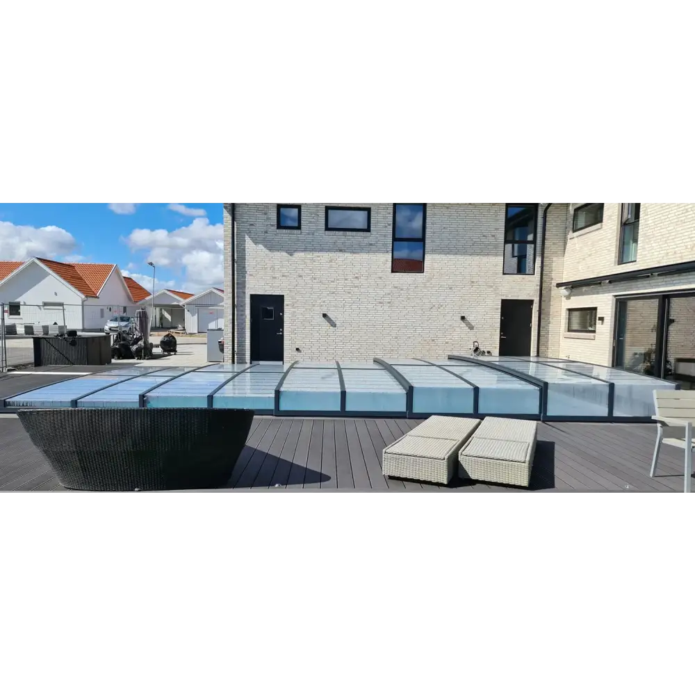 Pooltak ICON 4×8 med sarg klarplast antracit på trädeck