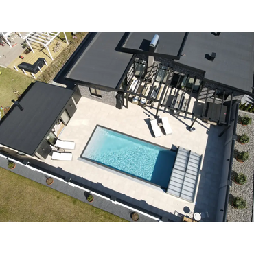 Pooltak icon kit s1 3x6 med klarglas sidodörr och enkelskena i antracit runt pool med beige kakelgata