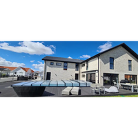 Modern vit tegelhus med grå pooltak icon kit och stora fönster