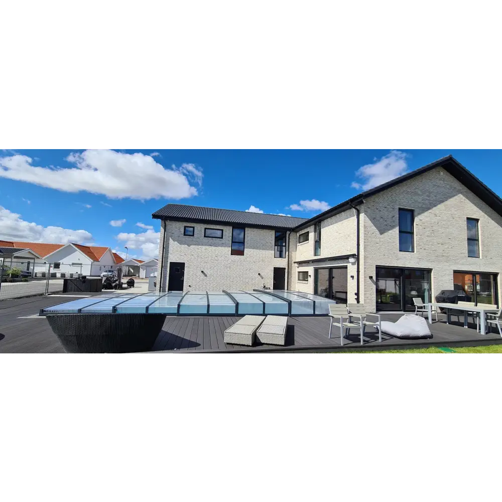 Modern vit tegelhus med mörkgrå tak och stort glasfönster, Pooltak Icon Kit S2 4x8 klarglas ena sidan antracit