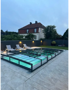 Modern glasinramad inomhuspool med Pooltak Icon Kit och turkost vatten
