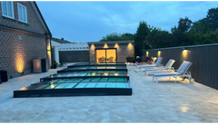 Modern glasindränkt pool med svart ram och upplysta kanter, Pooltak Icon Kit