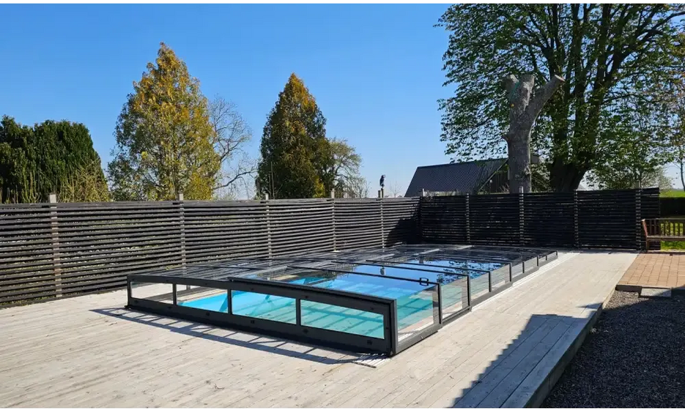 Modern glashägnad pool med pooltak icon kit, rektangulär med glasöverdrag och svart ram