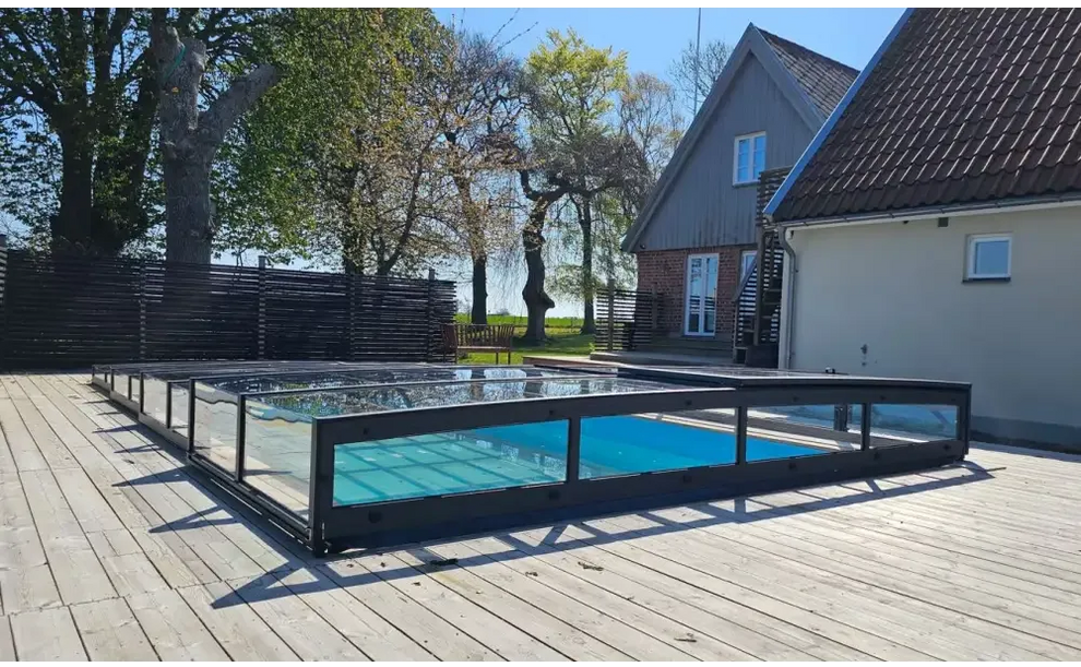 Modern glashägnad pool med pooltak icon kit, svart ram och blåvatten