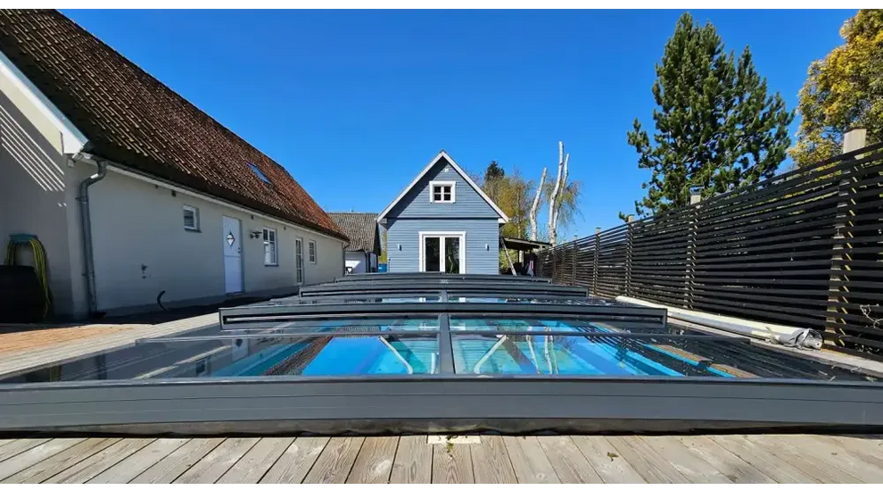 Snygg modern glashägnad pool med pooltak icon kit