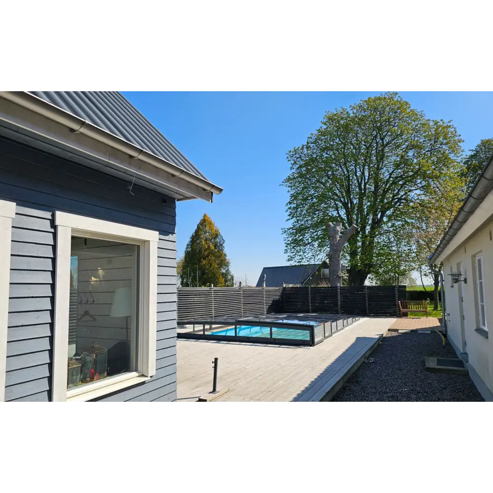 Blått metalltak med vit trim i Pooltak ICON KIT S3 4×9