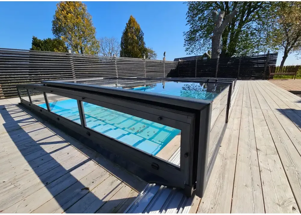 Modern glashägnad pool med pooltak icon kit, svart ram och transparenta paneler