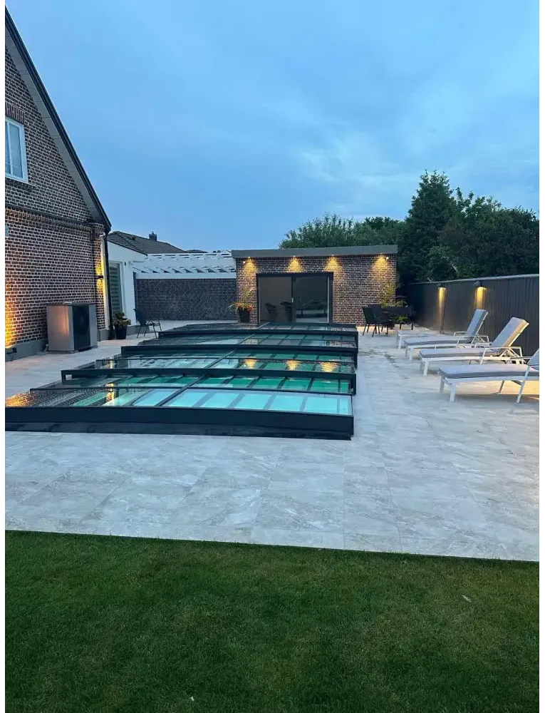 Modern glashägnad pool med pooltak icon kit i svart ram