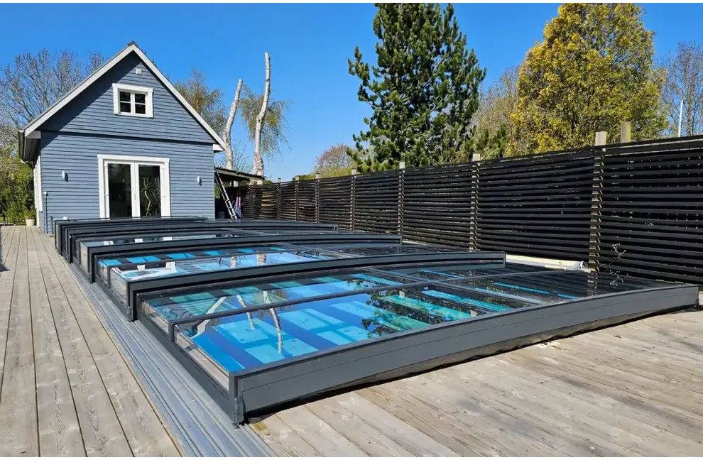 Modern glashägnad pool med pooltak icon kit i svart metallram