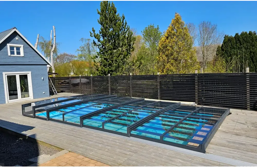 Modern glashägnad pool med pooltak icon kit, transparenta paneler och blå vatten