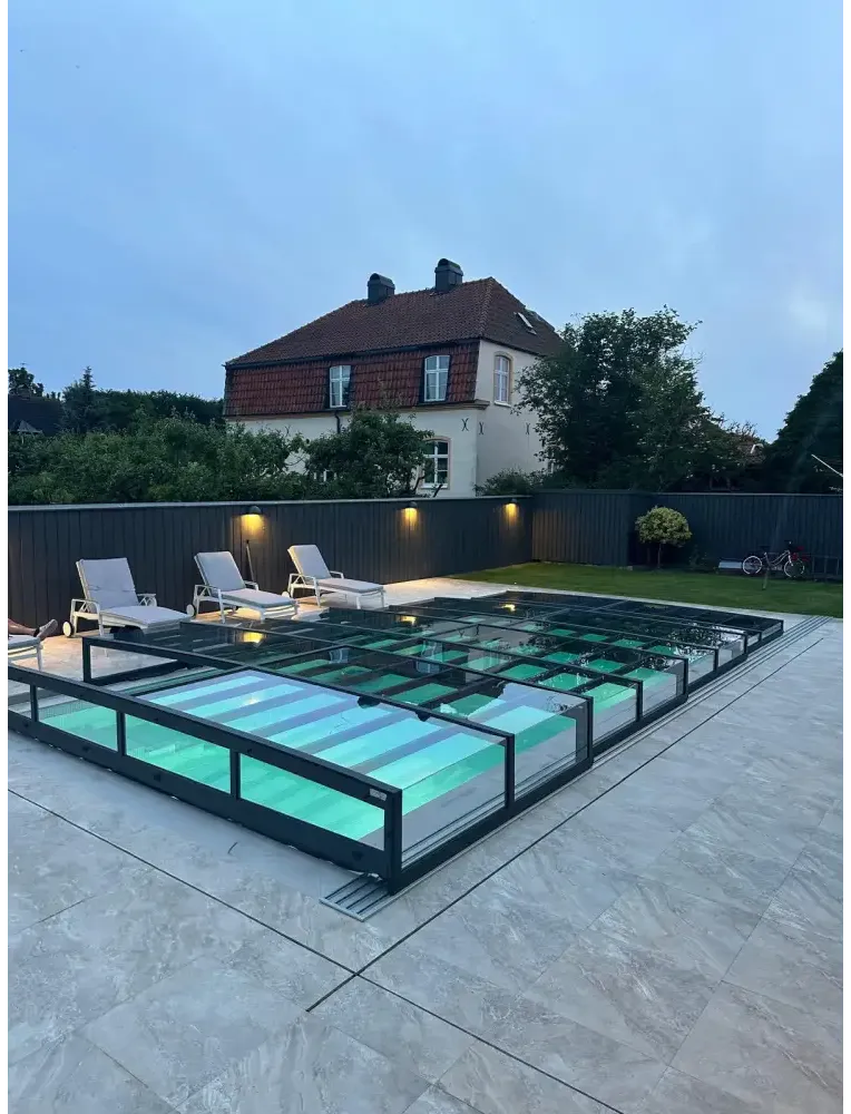Modern glashägnad pool med pooltak icon kit och turkost vatten