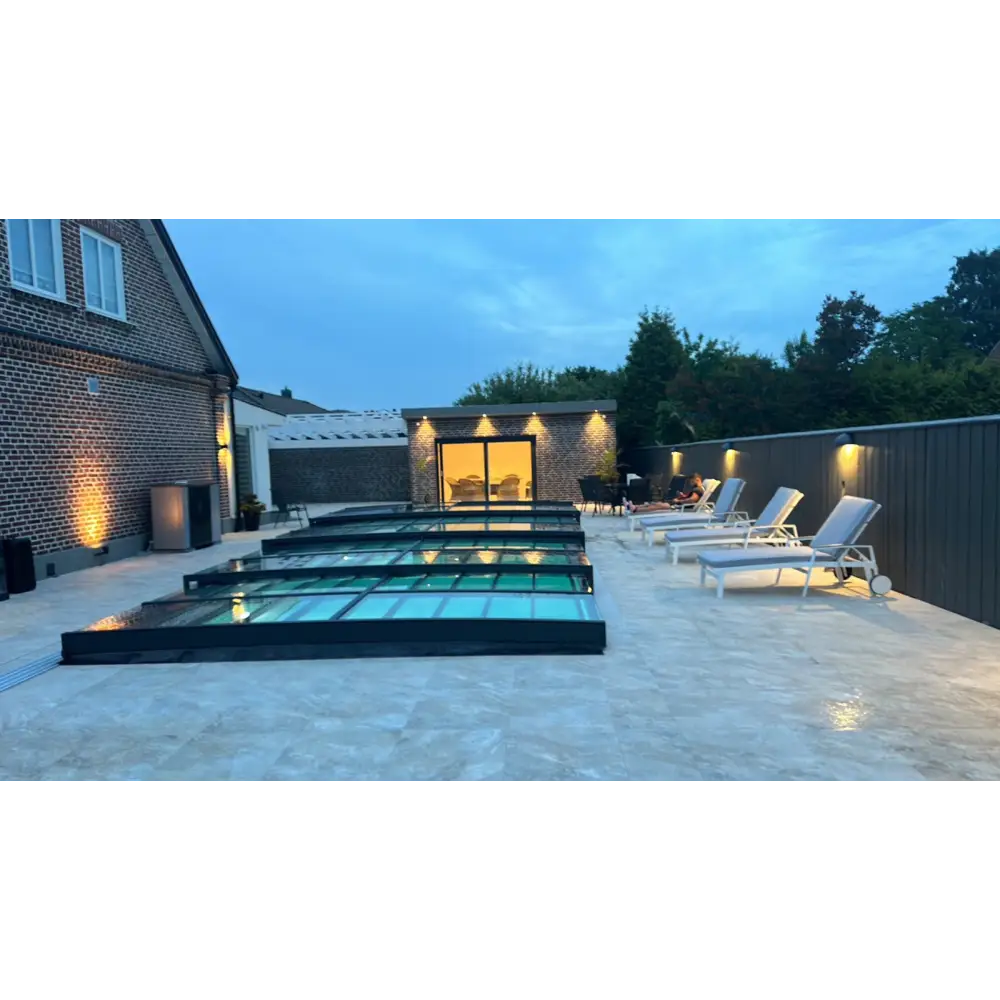 Modern pooltak icon kit med klar glasväggar, antracitram och sidodörr