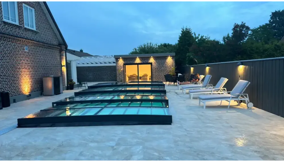 Modern glashägnad pool med pooltak icon kit, upplysta kanter