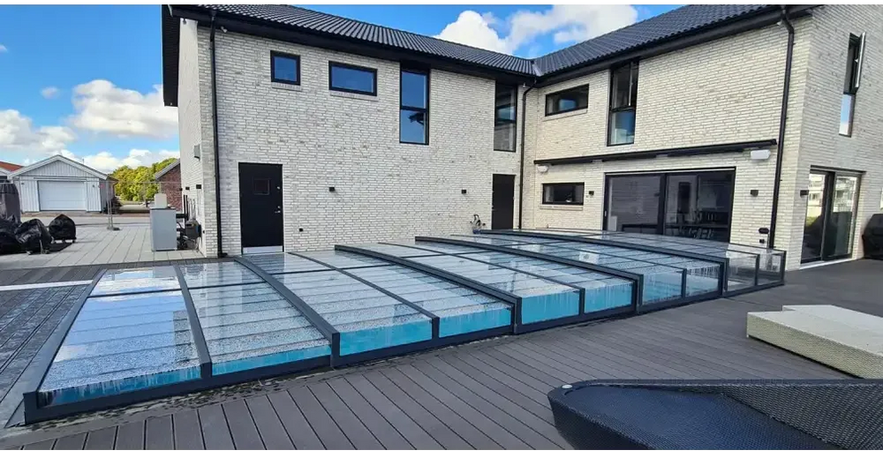 Modern glashägnad pool med pooltak icon kit i glas med svart ram
