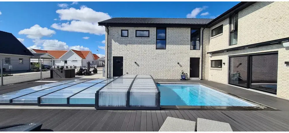 Modern inglasad pool med klart blått vatten och pooltak icon kit