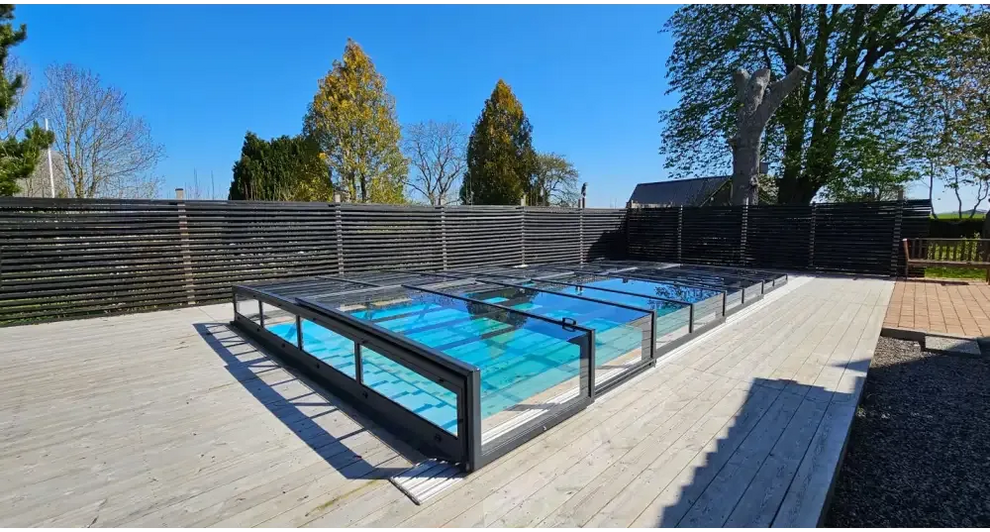 Modern glashägnad pool med Pooltak Icon Kit över inglasad pool