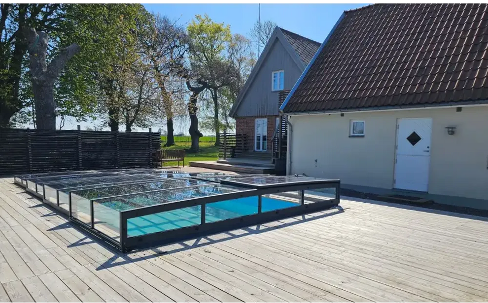 Modern glashägnad pool med pooltak icon kit i rektangulär glasdesign