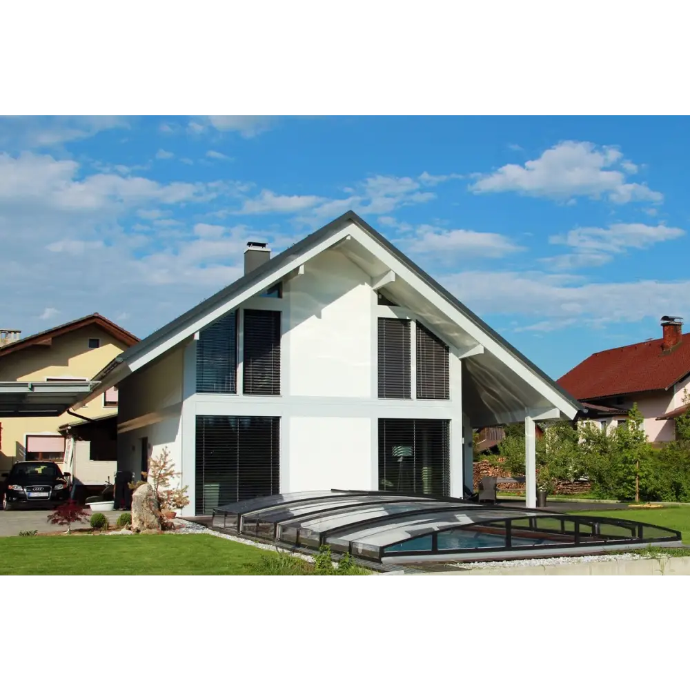 Modern vit tvåvåningshus med mörkgrå tak och svarta fönsterluckor, extra starka profiler