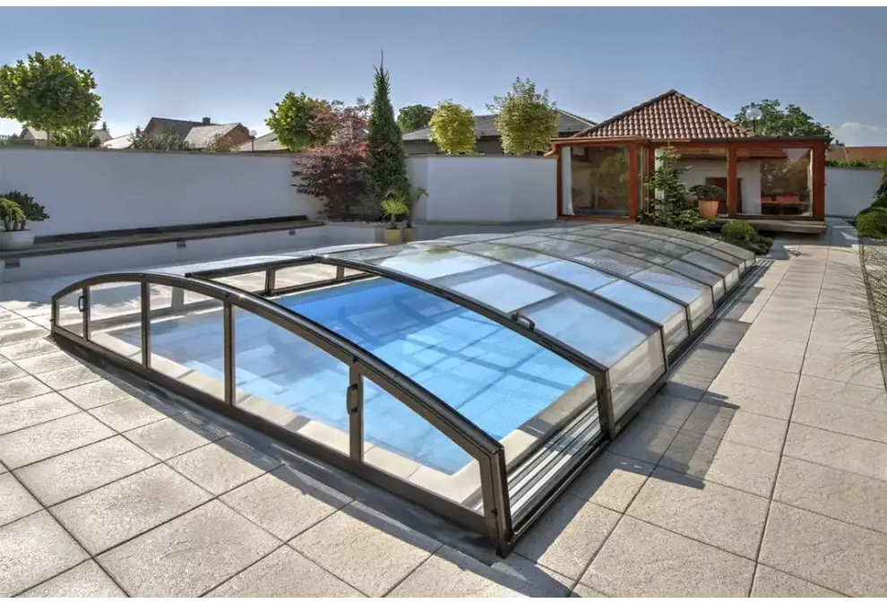 Pooltak Infinity med starka profiler och modern glasdesign 3x6