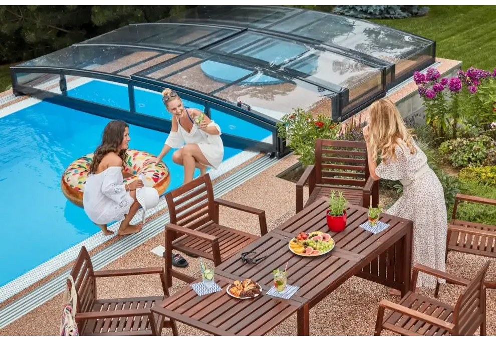 Pooltak Infinity med starka profiler vid brun träpatio vid pool