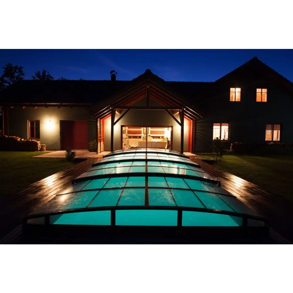 Illuminerad glastak över modern poolnatt med extra starka profiler i Pooltak Infinity 3×6 klarplast