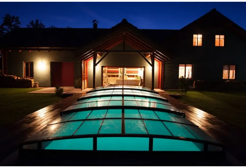 Illuminerat valvformat glastak på Pooltak Infinity med starka profiler, 3×6 m, nattvy