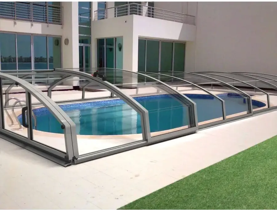 Pooltak Infinity med starka profiler och modern glasdesign
