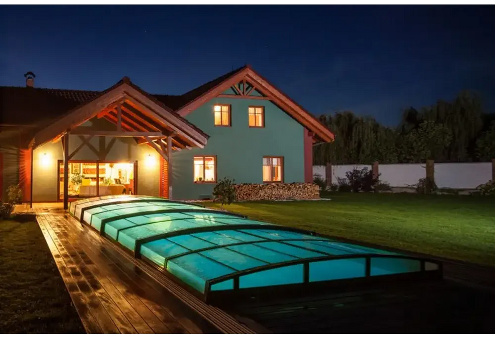 Pooltak Infinity med extra starka profiler i genomskinlig blå design