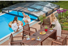 Brun träpatio med slät design och stolar vid pool under Pooltak Infinity med extra starka profiler