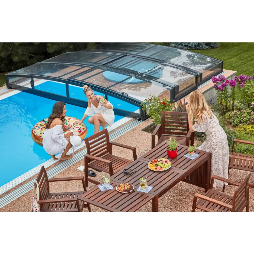 Brun träpatio med slattedesign, stolar, vid pool under Pooltak Infinity 4×8 Klarplast med extra starka profiler