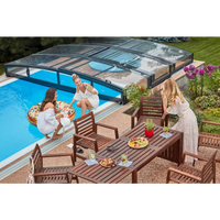 Brun träpatio med slattedesign, stolar, vid pool under Pooltak Infinity 4×8 Klarplast med extra starka profiler