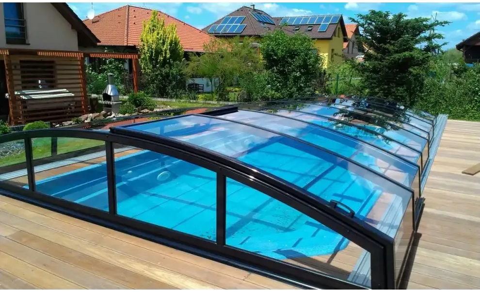 Pooltak Infinity med extra starka profiler, svart ram och kurvade paneler