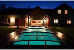 Pooltak Infinity med extra starka profiler: upplyst valvformat glastak över modern pool nattetid