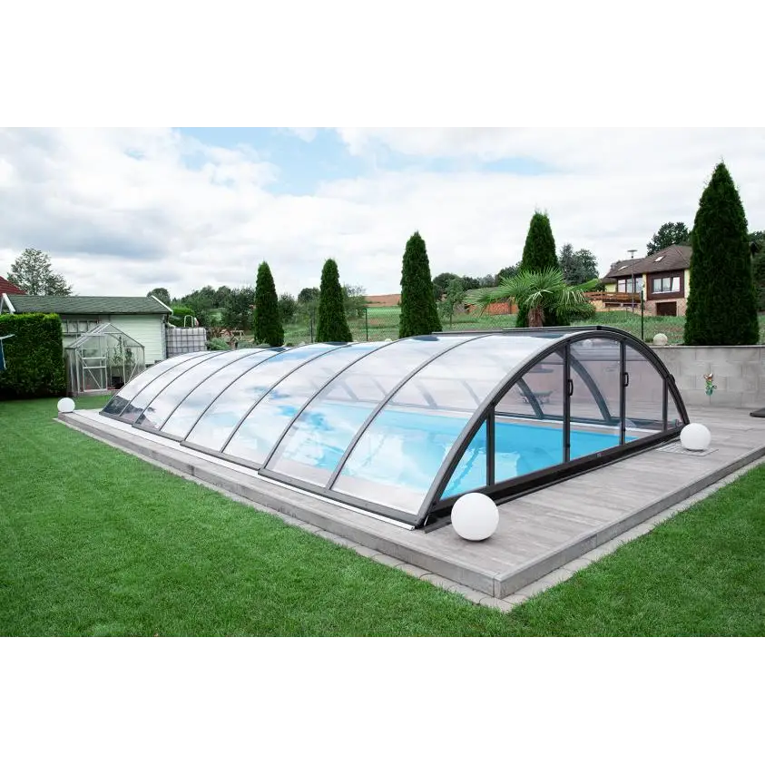 Moderat pooltak Klasik 3×6 med transparenta glas och svarta profiler i klar kanalplast