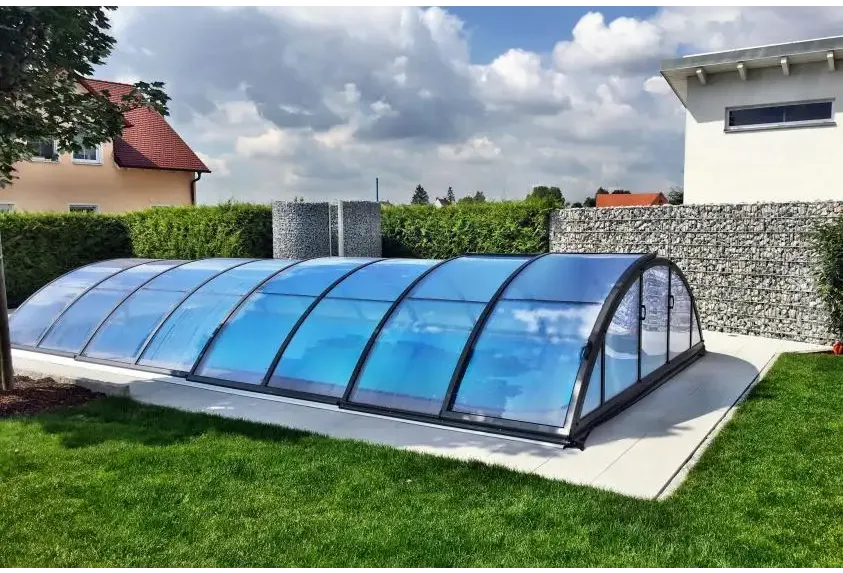 Elegant bågformat pooltak med extra starka profiler i blå kurvad glas och svart ram