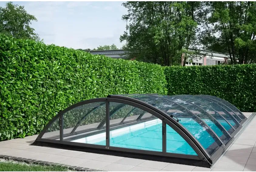 Elegant bågformat pooltak med extra starka profiler i glas och metall