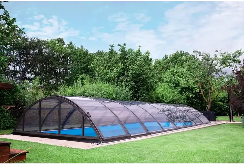 Elegant bågformat pooltak med extra starka profiler och transparenta paneler