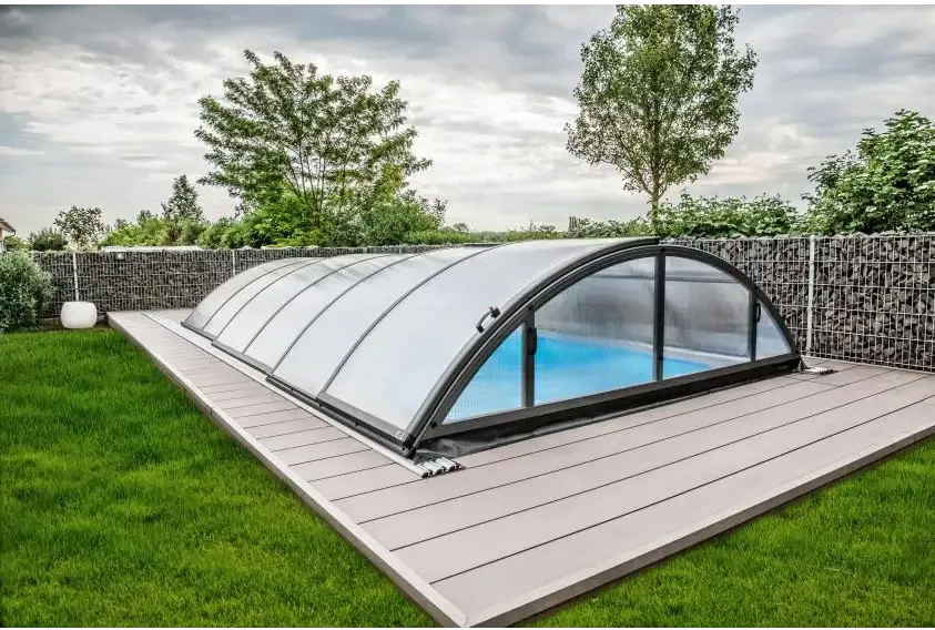 Elegant bågformat pooltak med extra starka profiler över pool på trädeck
