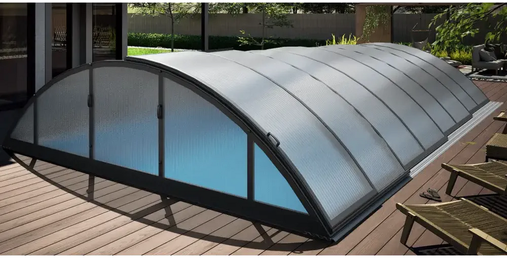 Pooltak Klasik 4×8 med modern valvformad pooltäckning i translucenta ribbade paneler och svart metallram