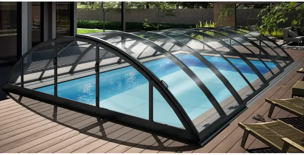 Pooltak Klasik 4×8 med svart ram och genomskinliga glaspartier