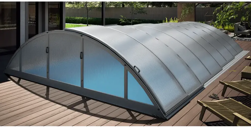 Pooltak Klasik 4×8 med silverram, valv och translucent paneler