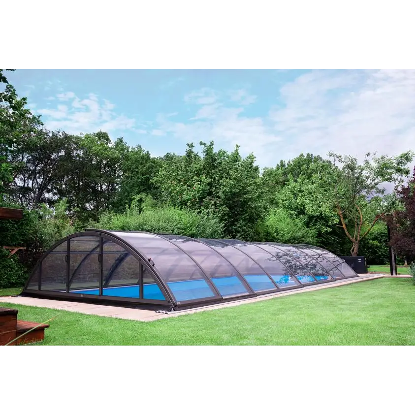 Pooltak Klasik 5×10 med svart valv, transparenta klar kanalplast paneler och blå poolvatten