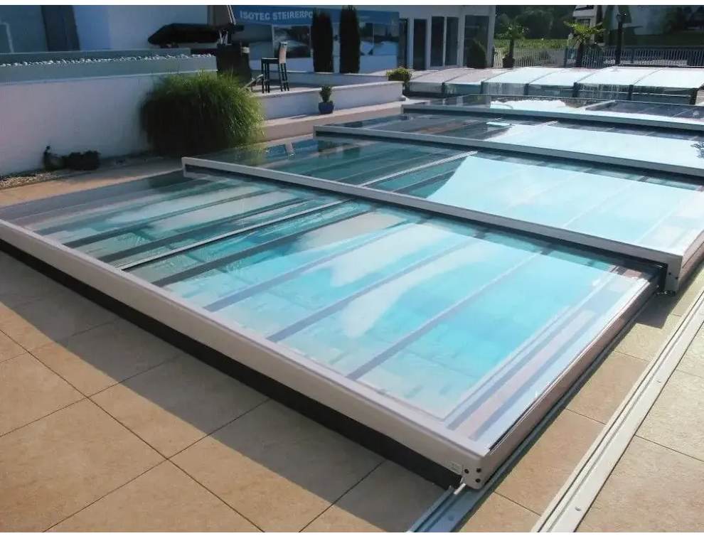 Modernt glas pooltak Mästare Plus med vit ram och ränder, 3x6 m