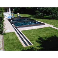 Modern svart ramat glas pooltak Mästare Plus med enkelskena på stenpatio