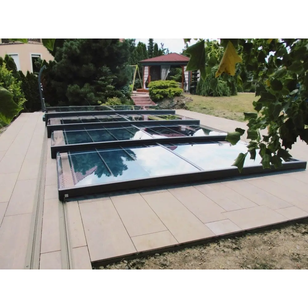 Moderna glastakpaneler med svarta ramar i Pooltak Mästare PLUS 4×8 enkelskena, 6 mm klarplast