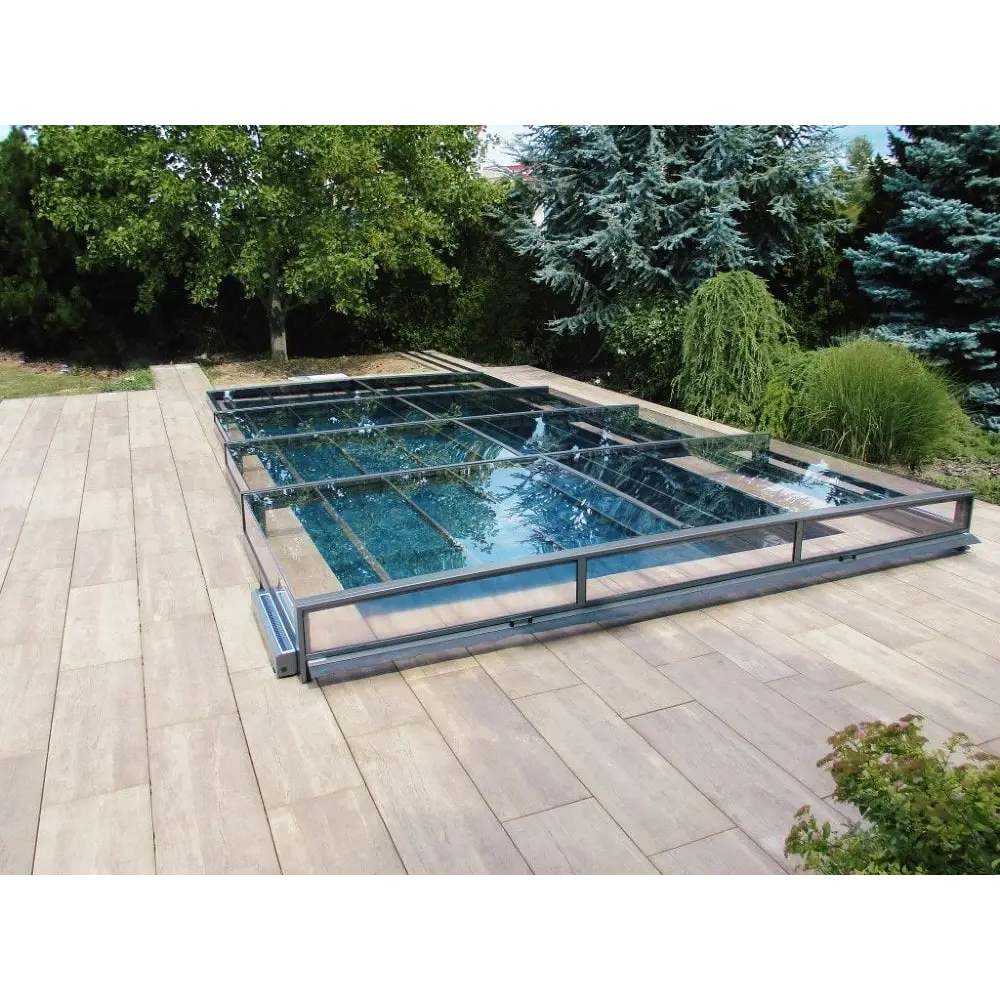 Moderat pooltak Mästare Plus med svart ram och klarplast för skydd
