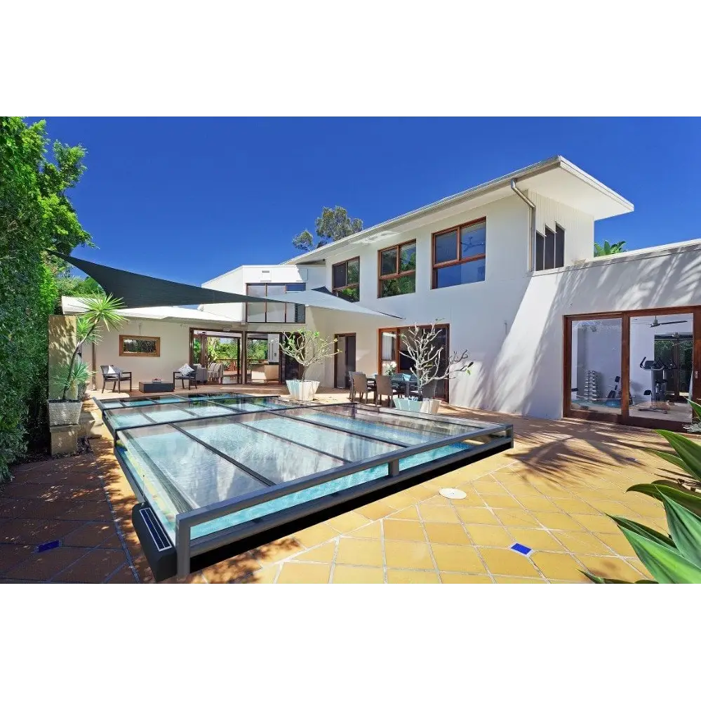 Modern vit villa med Pooltak Mästare Plus 4×8, glasöverdrag och träfönster