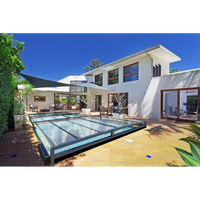 Modern vit villa med Pooltak Mästare Plus 4×8, glasöverdrag och träfönster